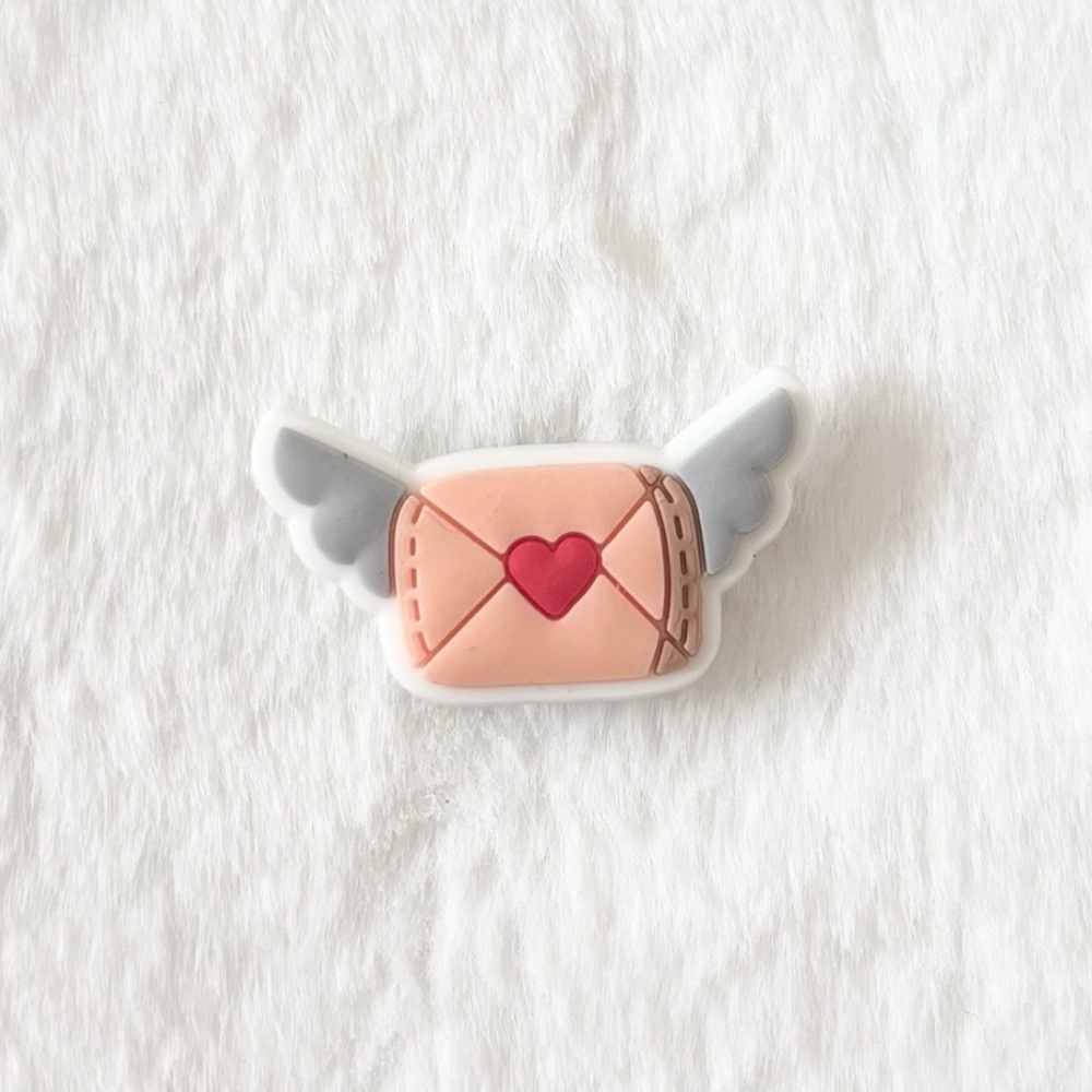 5/$15 🩷 MUST BUNDLE CROCS Pink and Gray Winged Love Letter Heart Charm